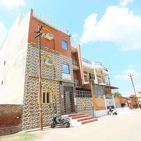 Oyo 44361 Shri Lajjaram Ashram Hotel Vrindavan Luaran gambar